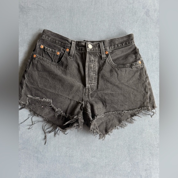 Levi’s 501 Shorts Womens SZ 27 Black 2” Inseam Button Fly Classic Raw Hem Summer - Picture 1 of 8